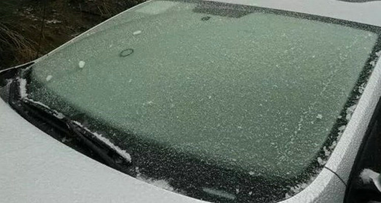 汽车外面玻璃起雾怎么办(汽车外面玻璃起雾怎么去除)