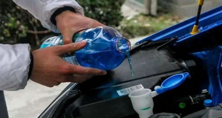 防冻液加到玻璃水里面去有问题吗(防冻液加到玻璃水里面了怎么办)