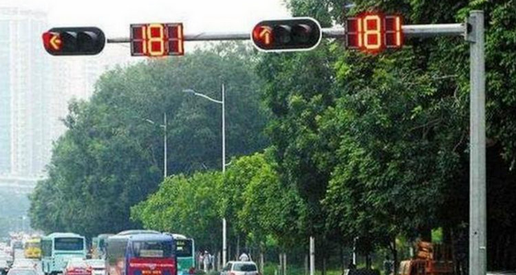 闯红灯违章几天能查到(闯红灯违章几天出来)