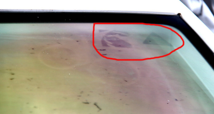 汽车玻璃有油渍斑怎么去除(汽车玻璃有油渍雨天很模糊)