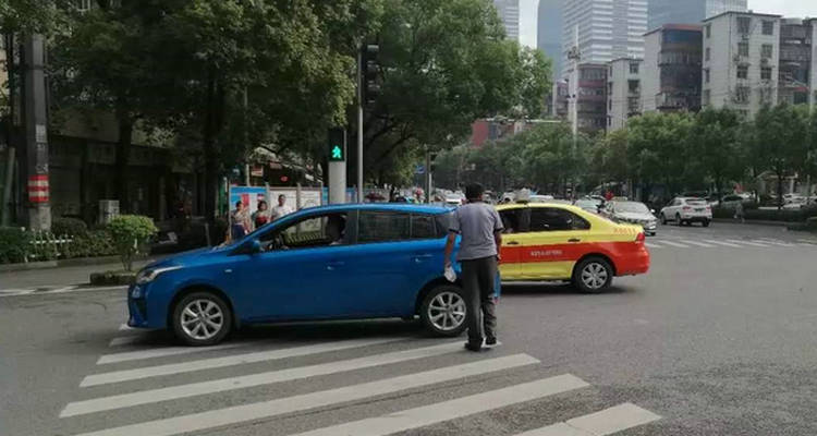 红灯时停在斑马线上算闯红灯吗(红灯时停在斑马线可以继续行驶吗)