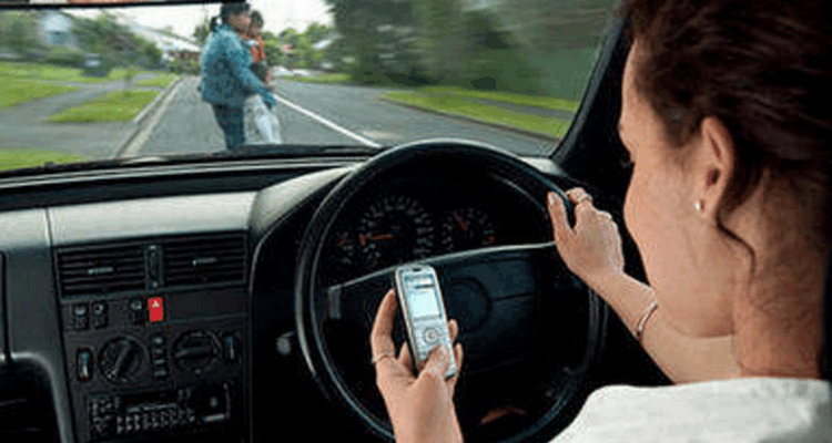 驾驶机动车接打电话扣分吗(关于驾驶机动车时接打)
