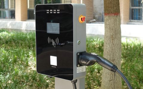 家里安装充电桩需要三相电吗(农村家里安装充电桩)