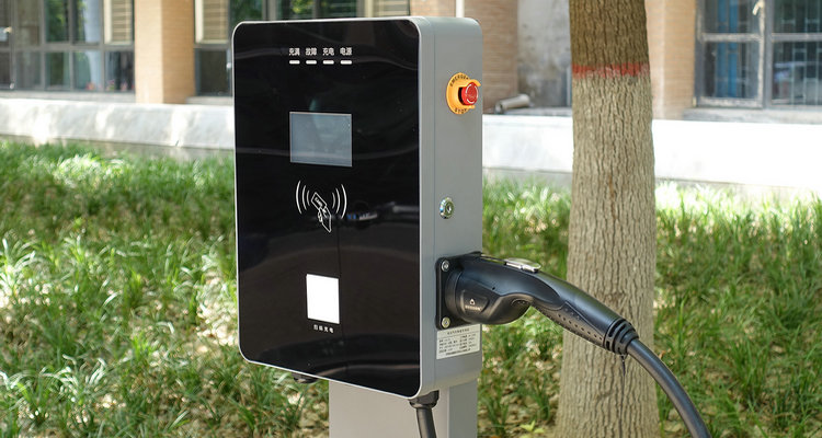 家里安装充电桩需要三相电吗(农村家里安装充电桩)