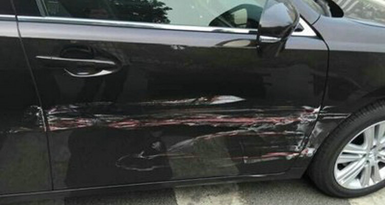 黑车被蹭上白色漆怎么办(黑车被蹭留下白色划痕)插图