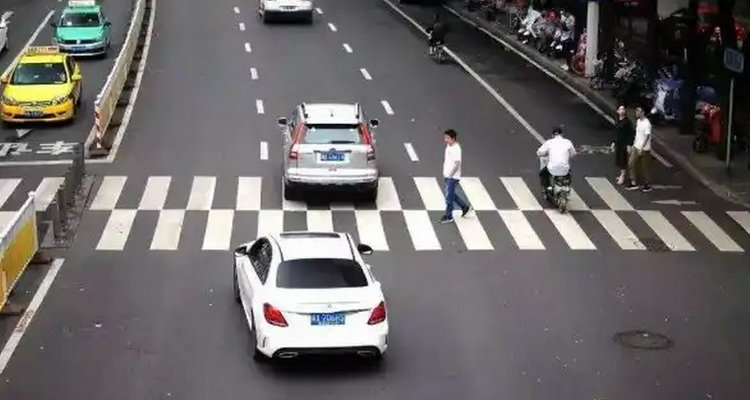 车子过了斑马线停下来算闯红灯吗(车子过了斑马线算不算闯红灯)