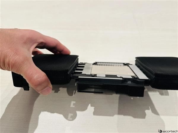 双风扇散热600W! 英伟达 RTX 50系列公版散热方案拆解首次揭秘插图4 双风扇散热600W! 英伟达 RTX 50系列公版散热方案拆解首次揭秘插图4