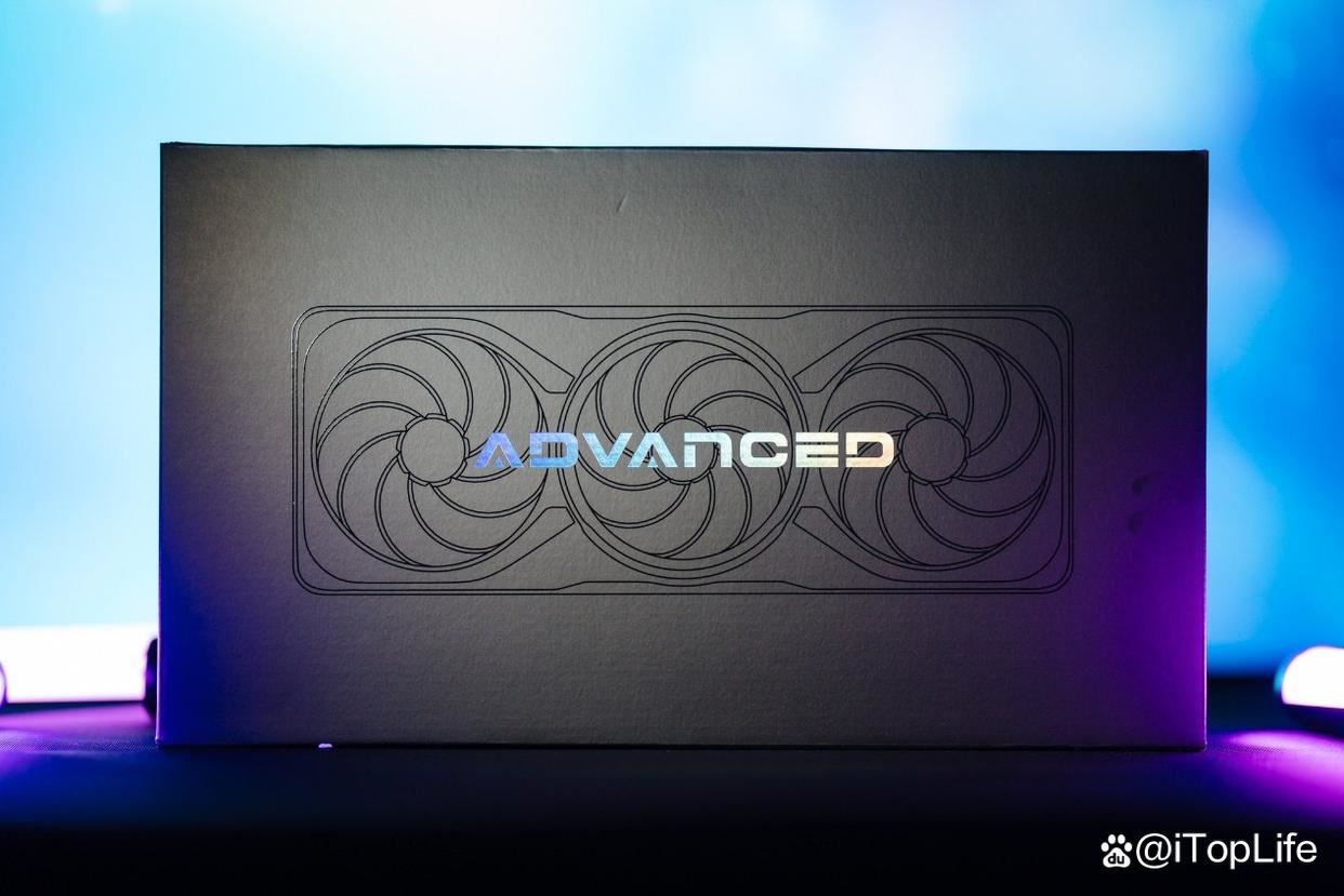 七彩虹首张RTX 50系显卡! iGame GeForce RTX 5090 D Advanced 32GB开箱插图1 七彩虹首张RTX 50系显卡! iGame GeForce RTX 5090 D Advanced 32GB开箱插图1