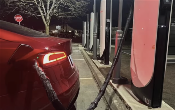 频繁遭遇破坏与盗窃:特斯拉充电桩被迫加装“防弹衣”插图 频繁遭遇破坏与盗窃:特斯拉充电桩被迫加装“防弹衣”插图