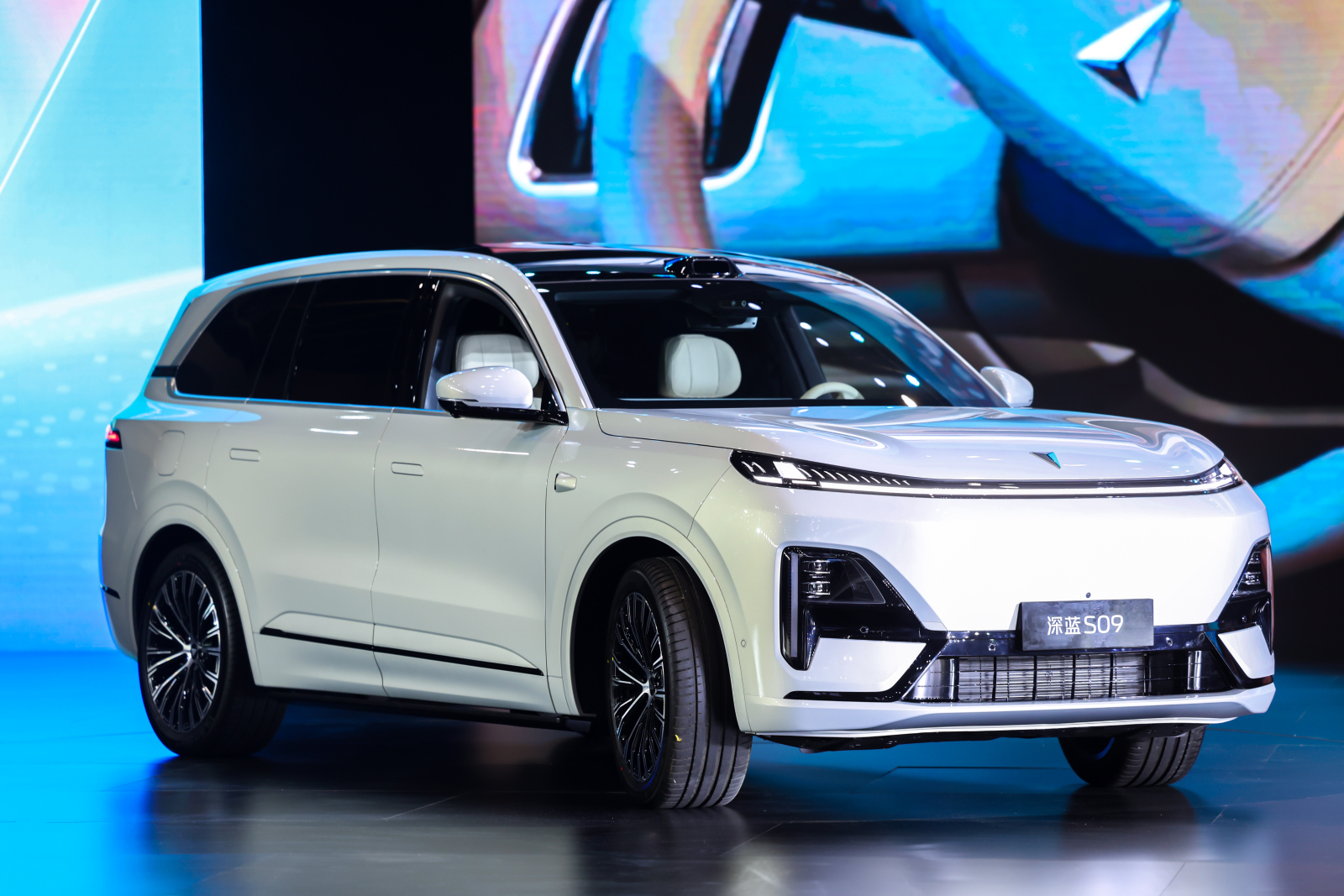 深蓝S09搭载华为双智能科技+智能移动中岛，问界 M9危机来了！插图5