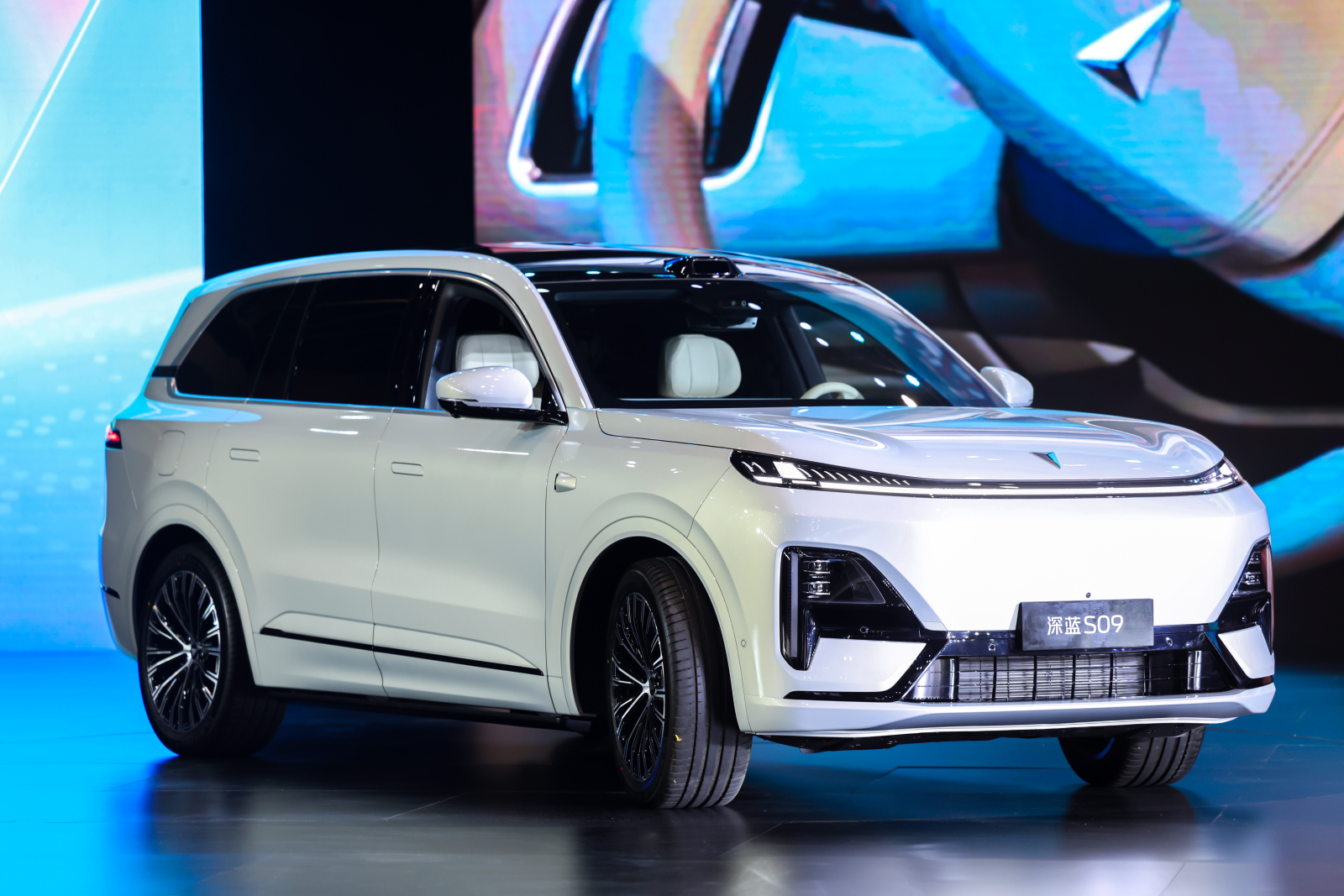 深蓝S09搭载华为双智能科技+智能移动中岛，问界 M9面临挑战！插图3