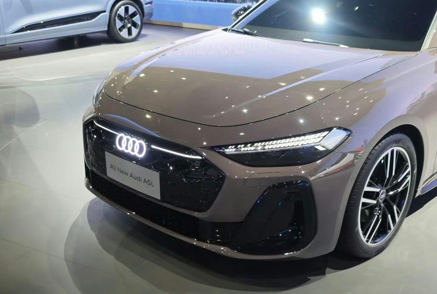 贯穿尾灯+鸭尾造型,一汽奥迪A5L运动美学再进化!插图4 贯穿尾灯+鸭尾造型,一汽奥迪A5L运动美学再进化!插图4