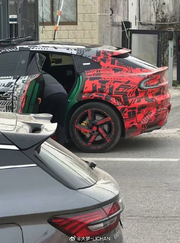 小米YU7泄露新配色：鹦鹉绿、橄榄绿之外的第三种绿色来了