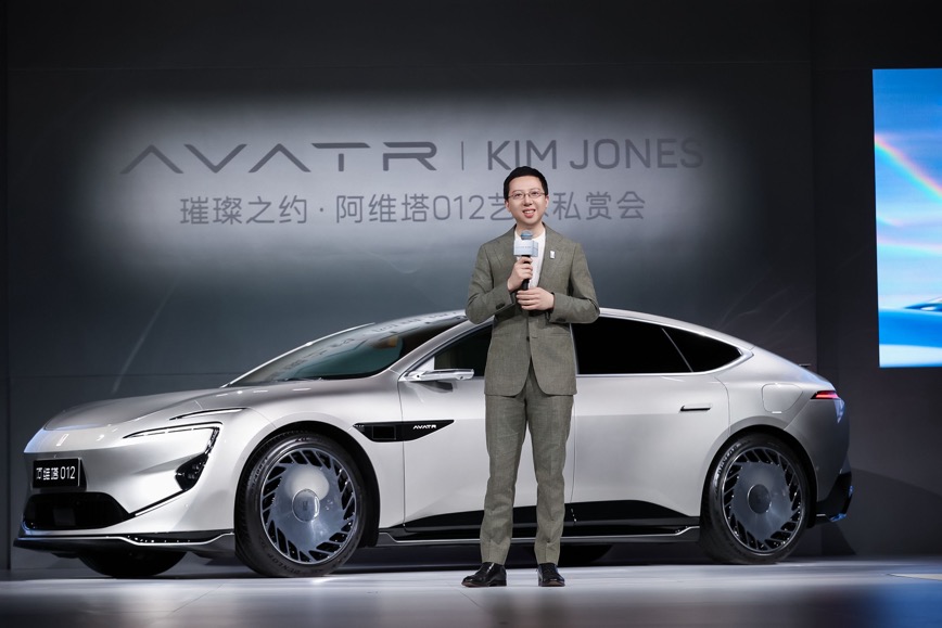发布限量联名版，阿维塔012开启全球交付丨穆杉车话