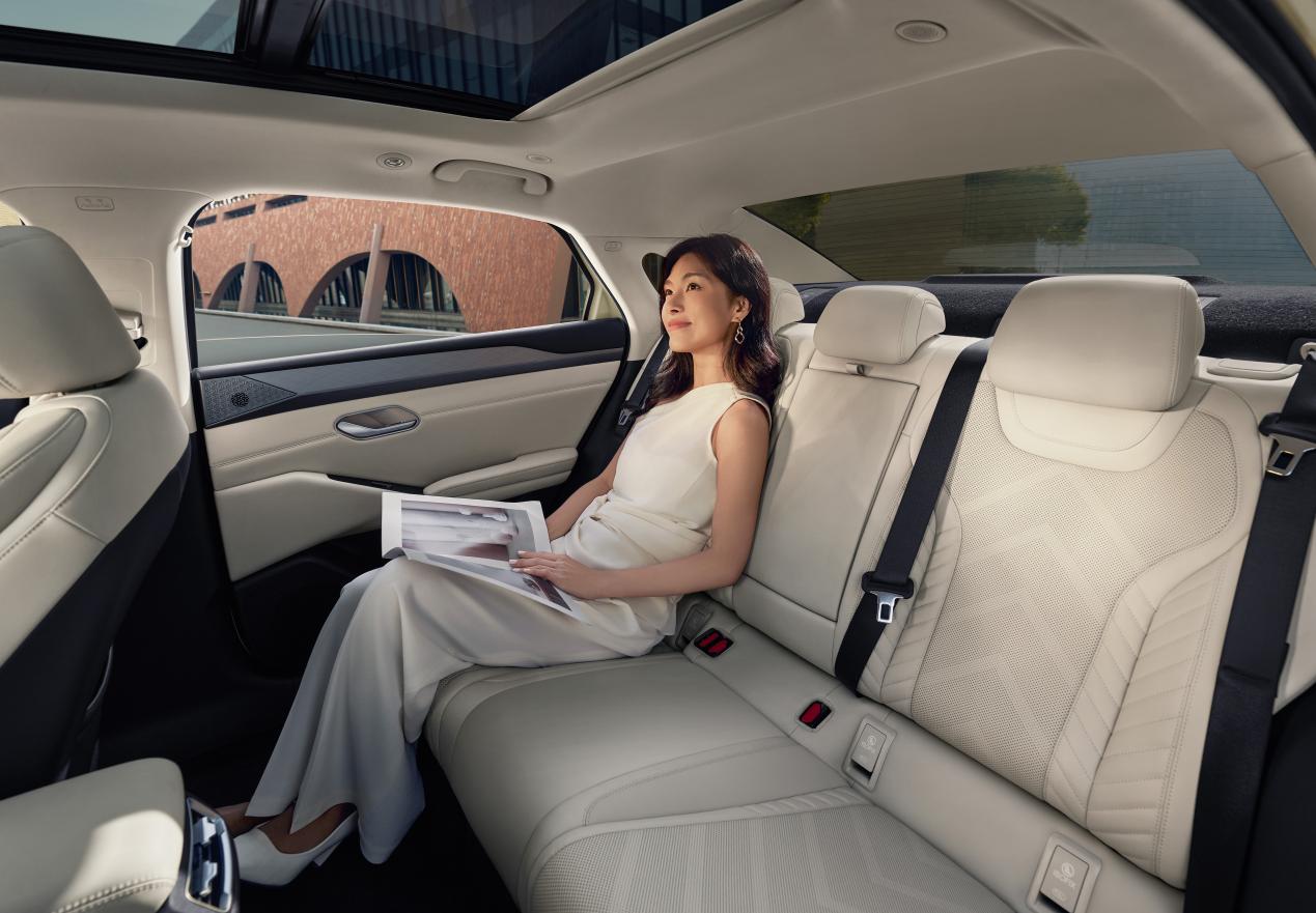 11.98万元起！全系后驱、全系智驾、中级空间，秦L EV杀疯了插图6