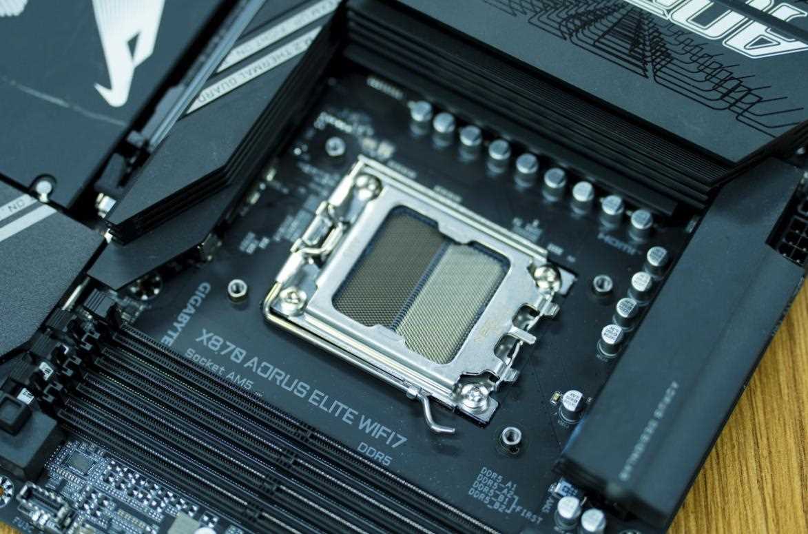 完胜RTX 5070 Ti! 撼讯红魔RX 9070系列显卡评测插图7 完胜RTX 5070 Ti! 撼讯红魔RX 9070系列显卡评测插图7