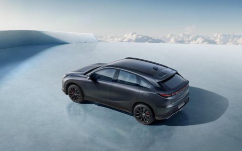 极狐新阿尔法T5神行版，15分钟充电达500公里，5C助力出行