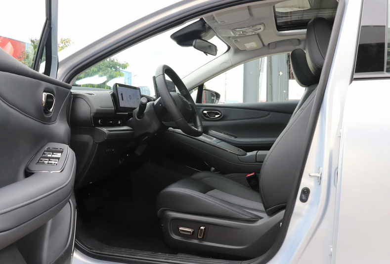 选纯电轿车看这里！线性动力+科技大屏，内饰还舒适得没话说插图4