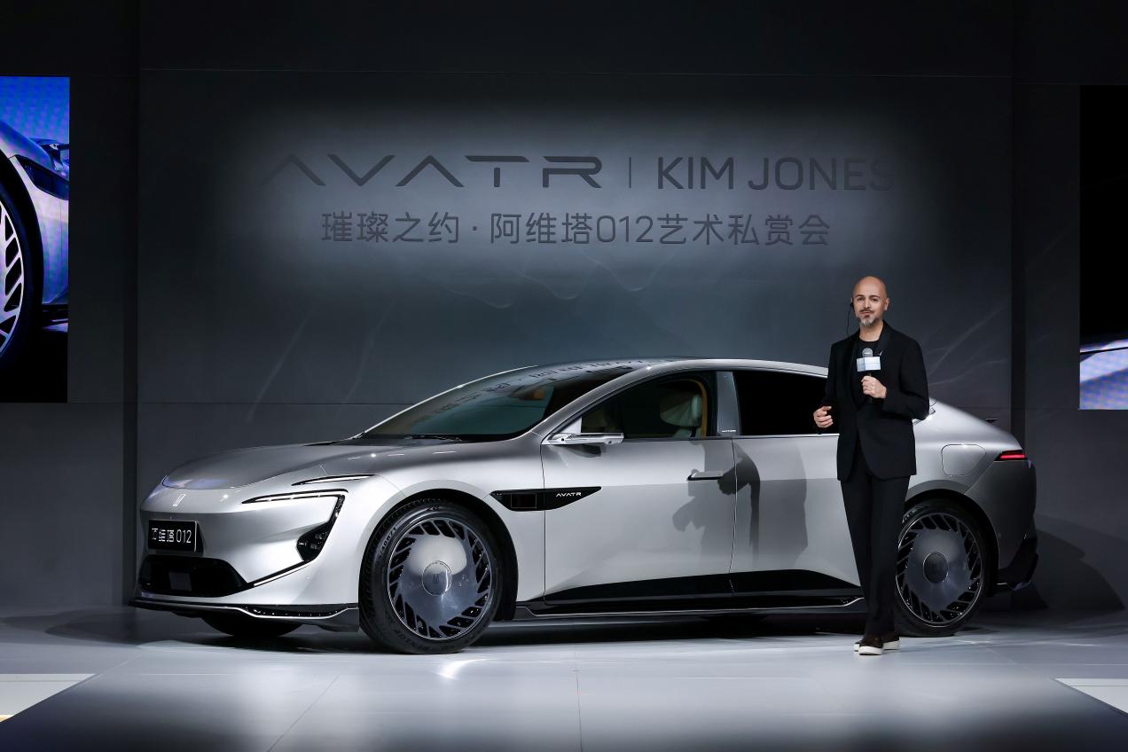 售价70万限量700台  阿维塔012限量联名版开启全球交付插图2
