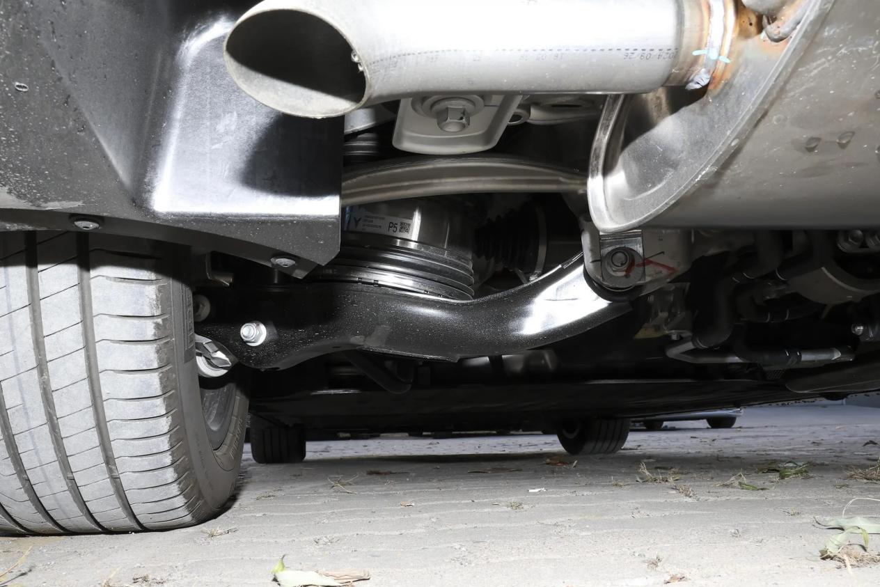 长超5.3m，冰箱彩电大沙发配齐，双电机四驱+华为智驾，油耗4.2L插图12