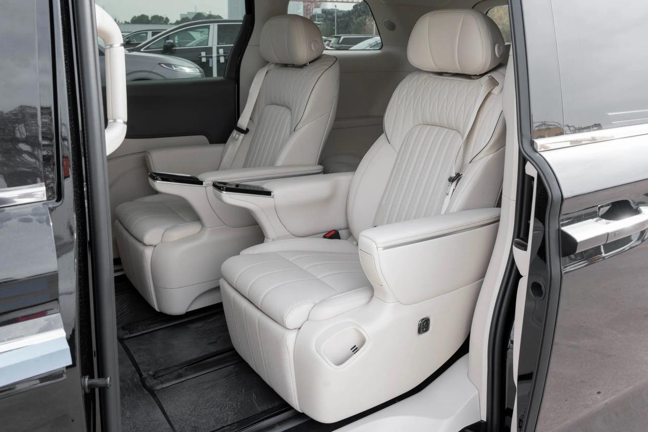 长超5.3m,冰箱彩电大沙发配齐,双电机四驱+华为智驾,油耗4.2L插图6 长超5.3m,冰箱彩电大沙发配齐,双电机四驱+华为智驾,油耗4.2L插图6