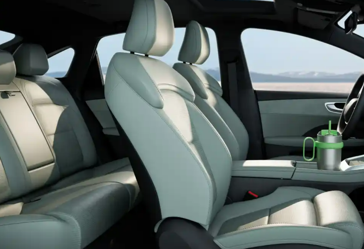 中控屏尺寸很大,内饰很有科技感,荣威D6内饰官图发布插图7 中控屏尺寸很大,内饰很有科技感,荣威D6内饰官图发布插图7