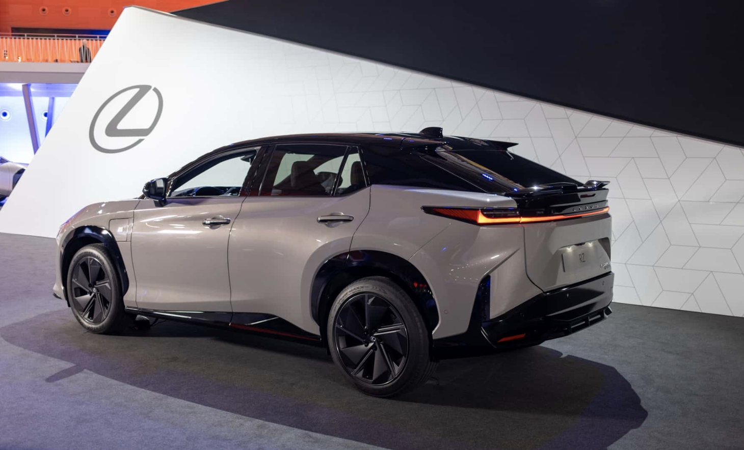 配备8速变速和转向摇杆！新款雷克萨斯RZ亮相插图2