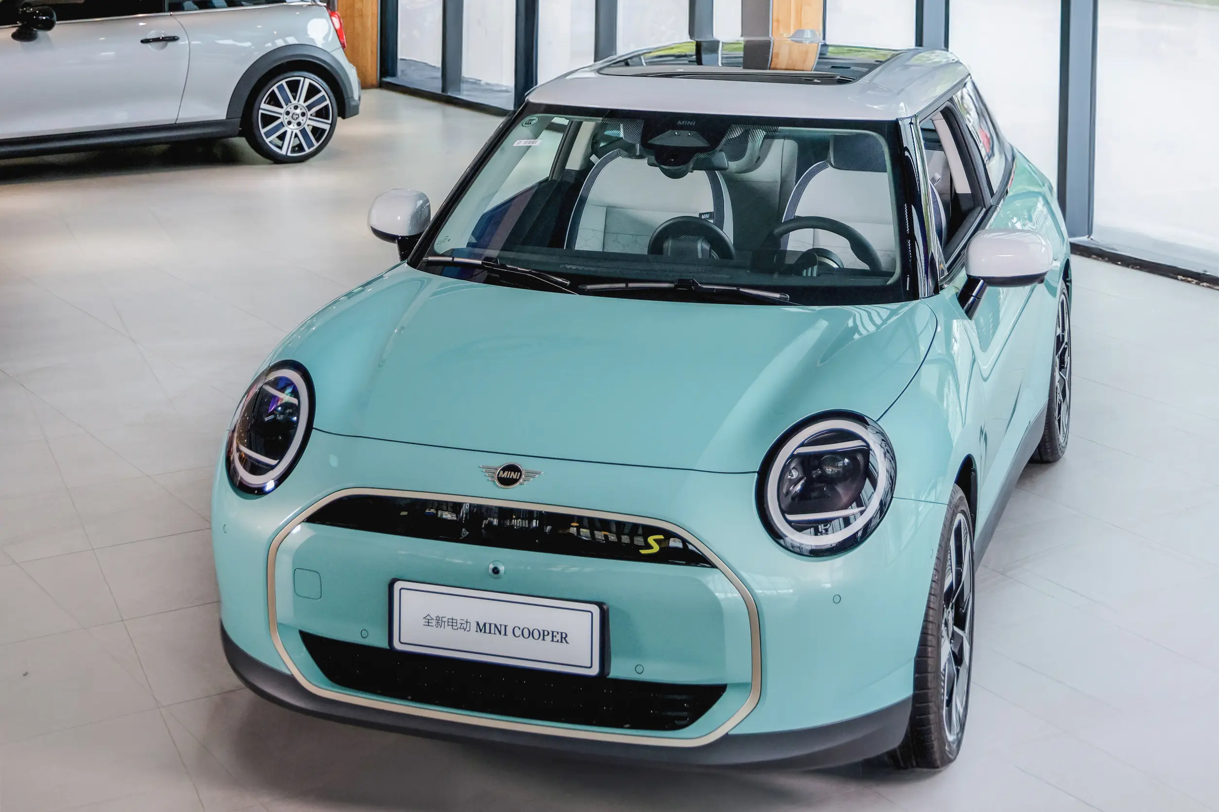 整车造型时尚,全新MINI COOPER Cabrio/MINI JCW Cabrio官图发布插图4 整车造型时尚,全新MINI COOPER Cabrio/MINI JCW Cabrio官图发布插图4