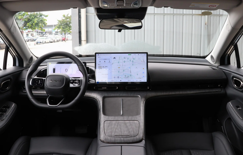 选纯电轿车看这里！线性动力+科技大屏，内饰还舒适得没话说插图3