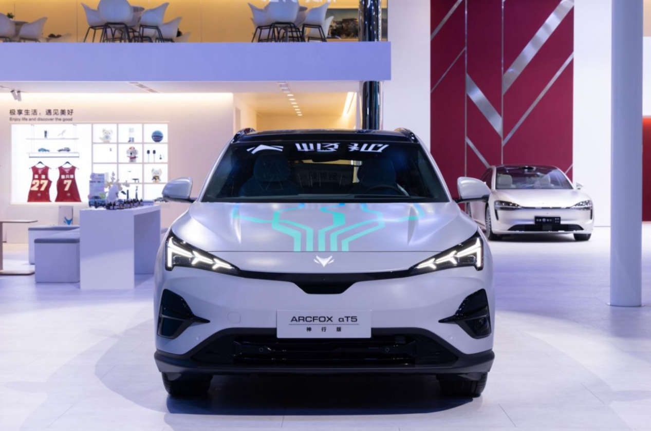 仅需15分钟!极狐新阿尔法T5神行版蓄能500km超给力插图 仅需15分钟!极狐新阿尔法T5神行版蓄能500km超给力插图