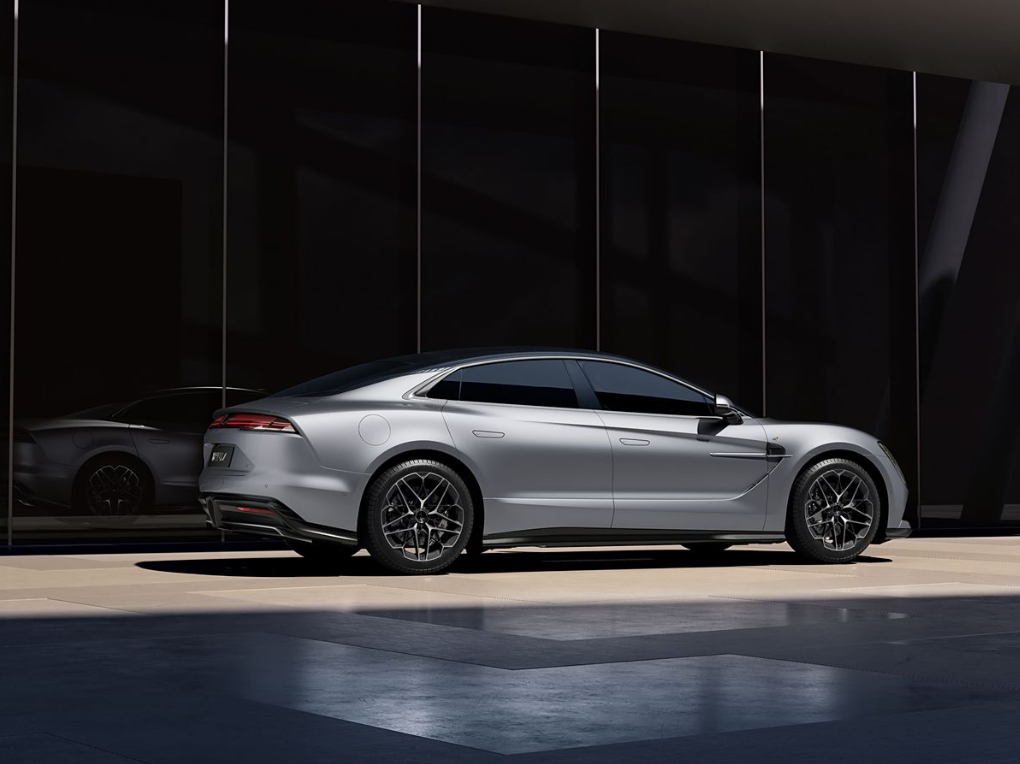 仰望U7预计3月底上市！搭载云辇-Z系统，定位大型轿车插图2