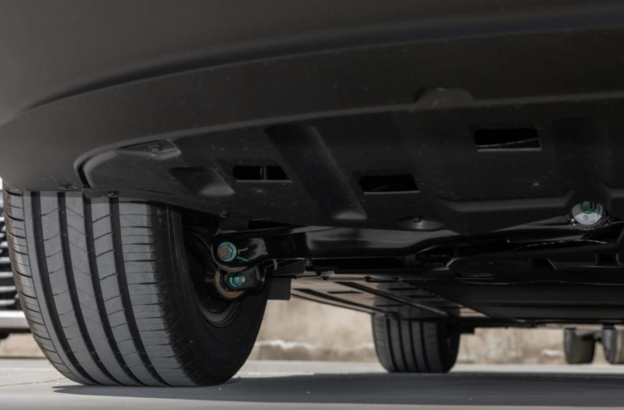 比亚迪秦L EV，搭载宝马常见的双球节支柱悬挂，轿车也有冰箱