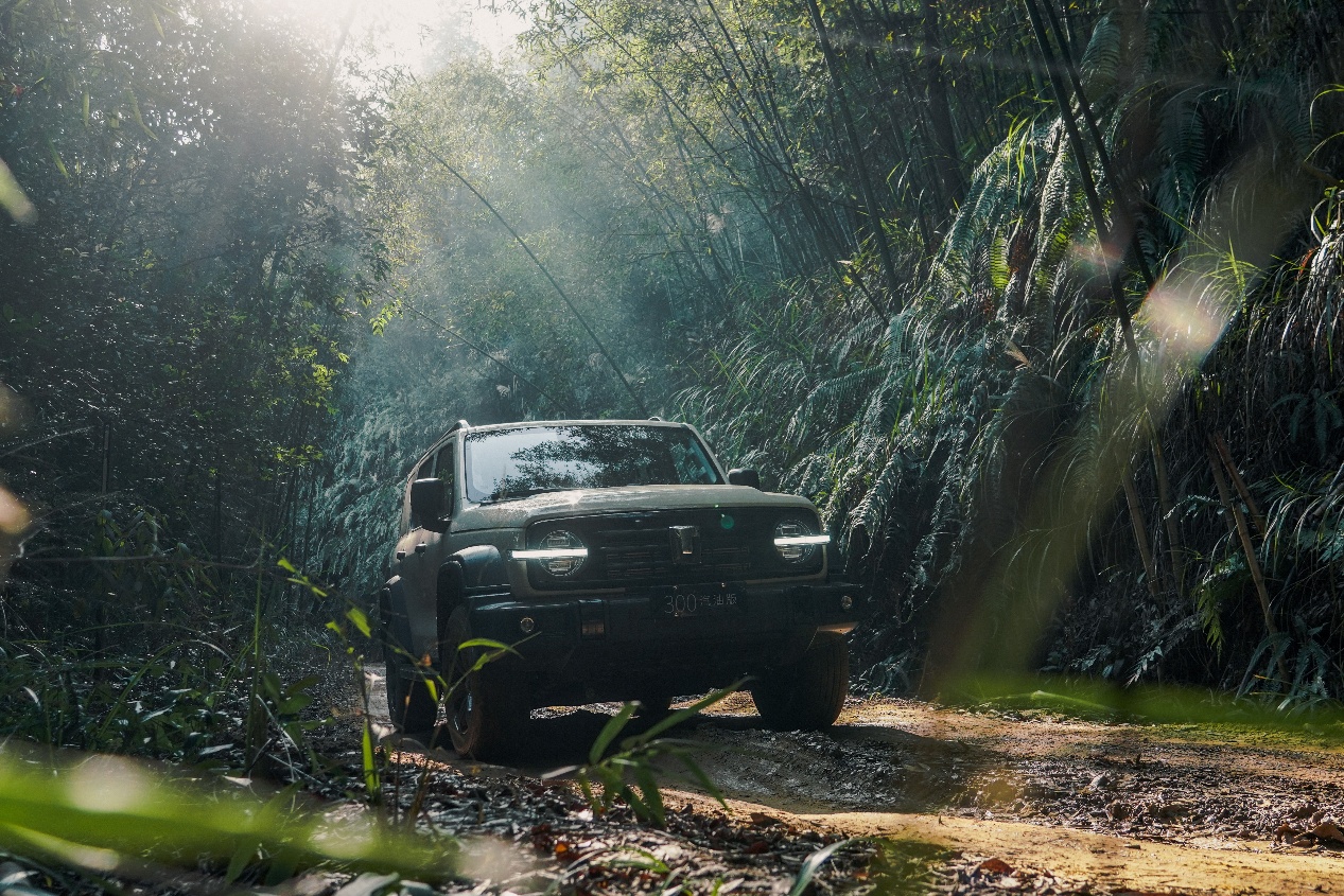 无路闯出路:2025款坦克300以硬核实力定义潮玩越野新高度插图4 无路闯出路:2025款坦克300以硬核实力定义潮玩越野新高度插图4