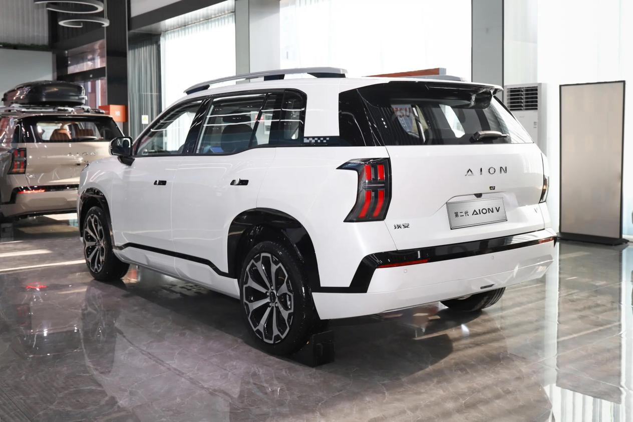 纯电SUV"卷王"来袭！售13.98万，至高补贴3.2万，续航650km，香？插图5