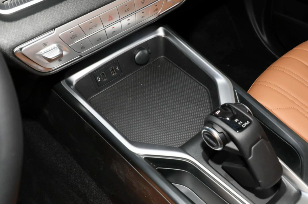 搭载2.0T+8AT，全系四驱，14.78万起售，2025款新哈弗H5正式上市插图6