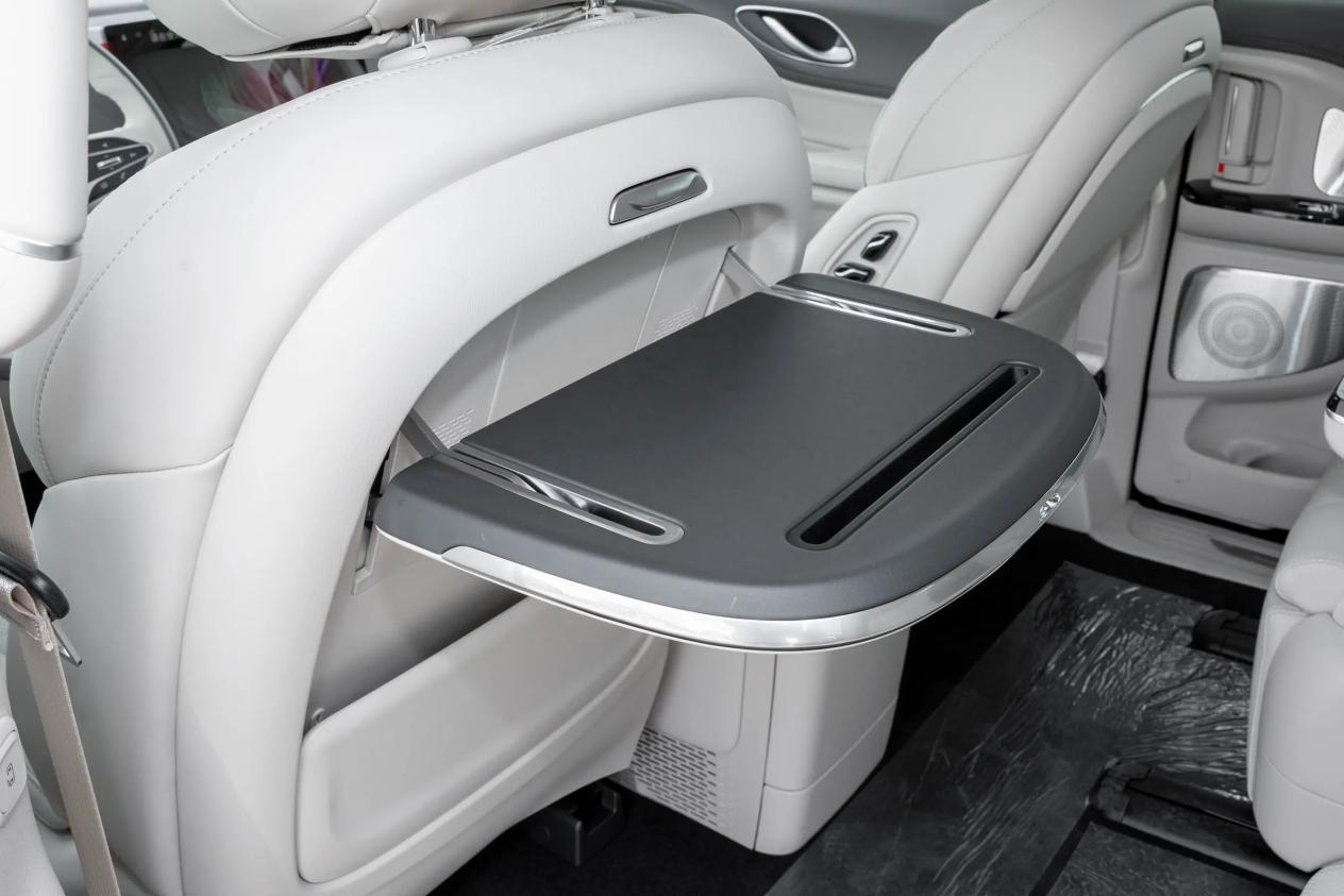 长超5.3m，冰箱彩电大沙发配齐，双电机四驱+华为智驾，油耗4.2L插图9