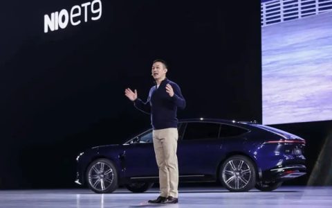 小鹏砍价求生 vs 蔚来豪赌未来