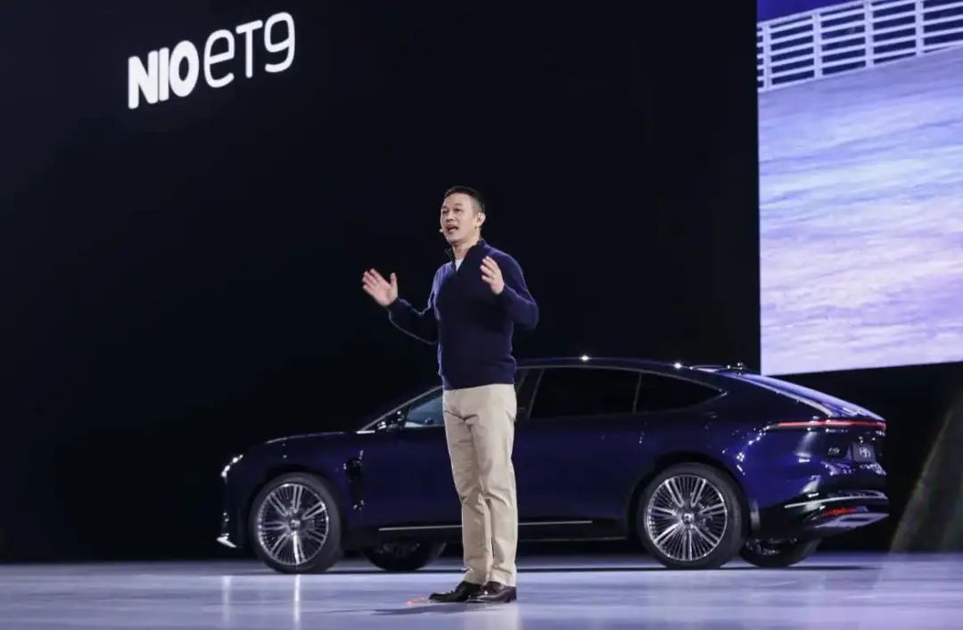 小鹏砍价求生 vs 蔚来豪赌未来