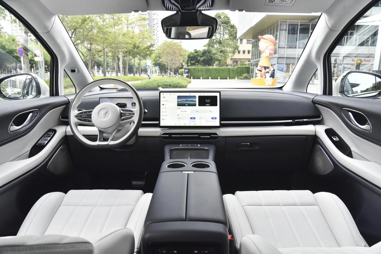 长超5.3m，冰箱彩电大沙发配齐，双电机四驱+华为智驾，油耗4.2L插图3