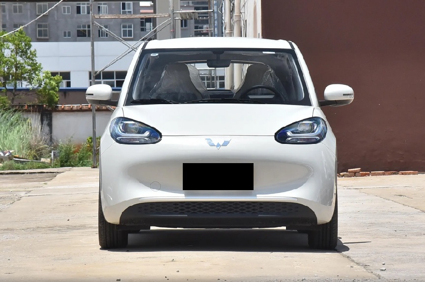 这款小车适合城市通勤，外观可爱、配置丰富，多种续航可供选择