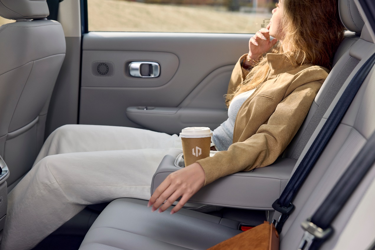 搭载高通双旗舰芯片+激光雷达，零跑B10开启预售仅10.98万起插图7