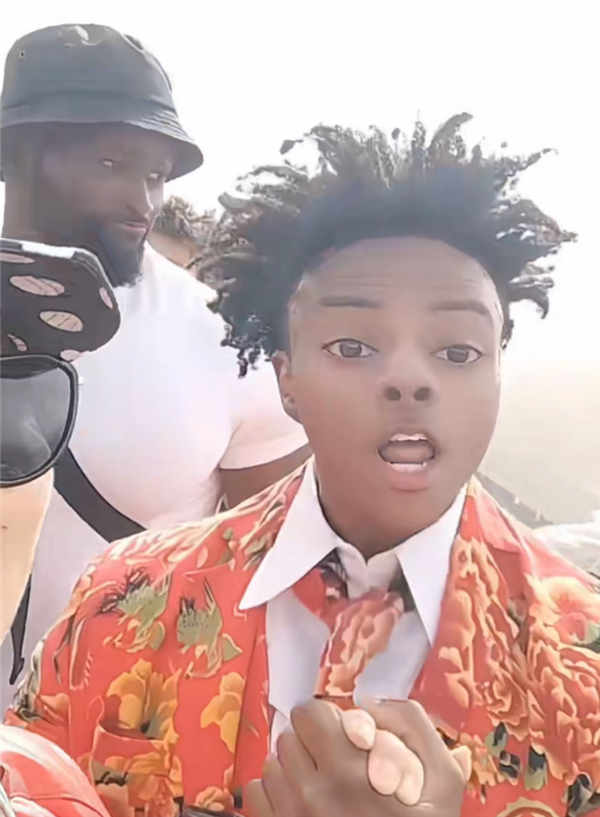 中国阿姨长城偶遇千万粉网红“甲亢哥”：十级美颜开到顶