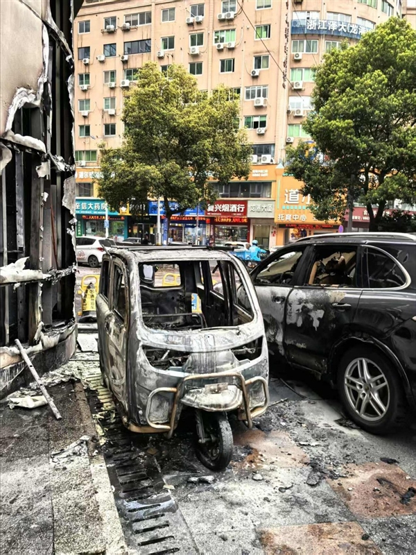 老头乐自燃殃及一旁保时捷卡宴：直接将其烧报废