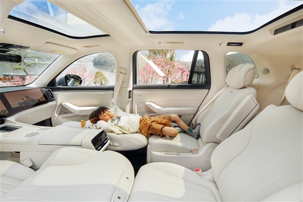 即将上市的大爆款 全新问界M8内饰官图发布：空间百变家用王者