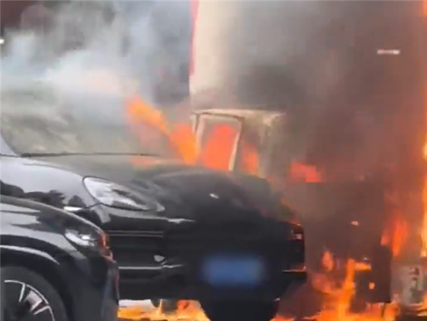 老头乐自燃殃及一旁保时捷卡宴：直接将其烧报废