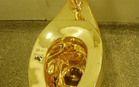 200多斤纯金打造的黄金马桶 不到5分钟被撬走 细节公布