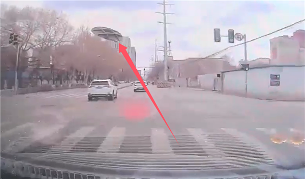 真飞来横祸！一井盖被前车轧飞：砸中后方比亚迪宋PLUS