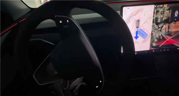大V体验特斯拉自动泊车：方向盘抡得飞起、就是停不到车位