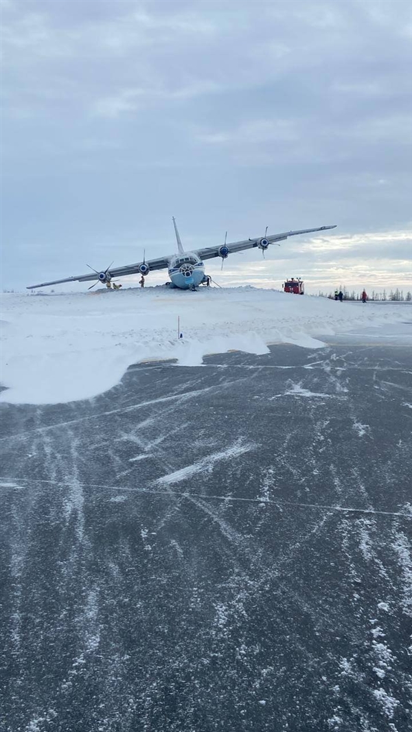 俄罗斯一架安-12货机降落时机腹着陆致侧翻：螺旋桨折了