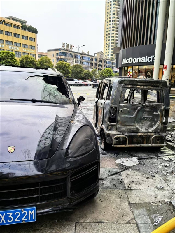 老头乐自燃殃及一旁保时捷卡宴：直接将其烧报废